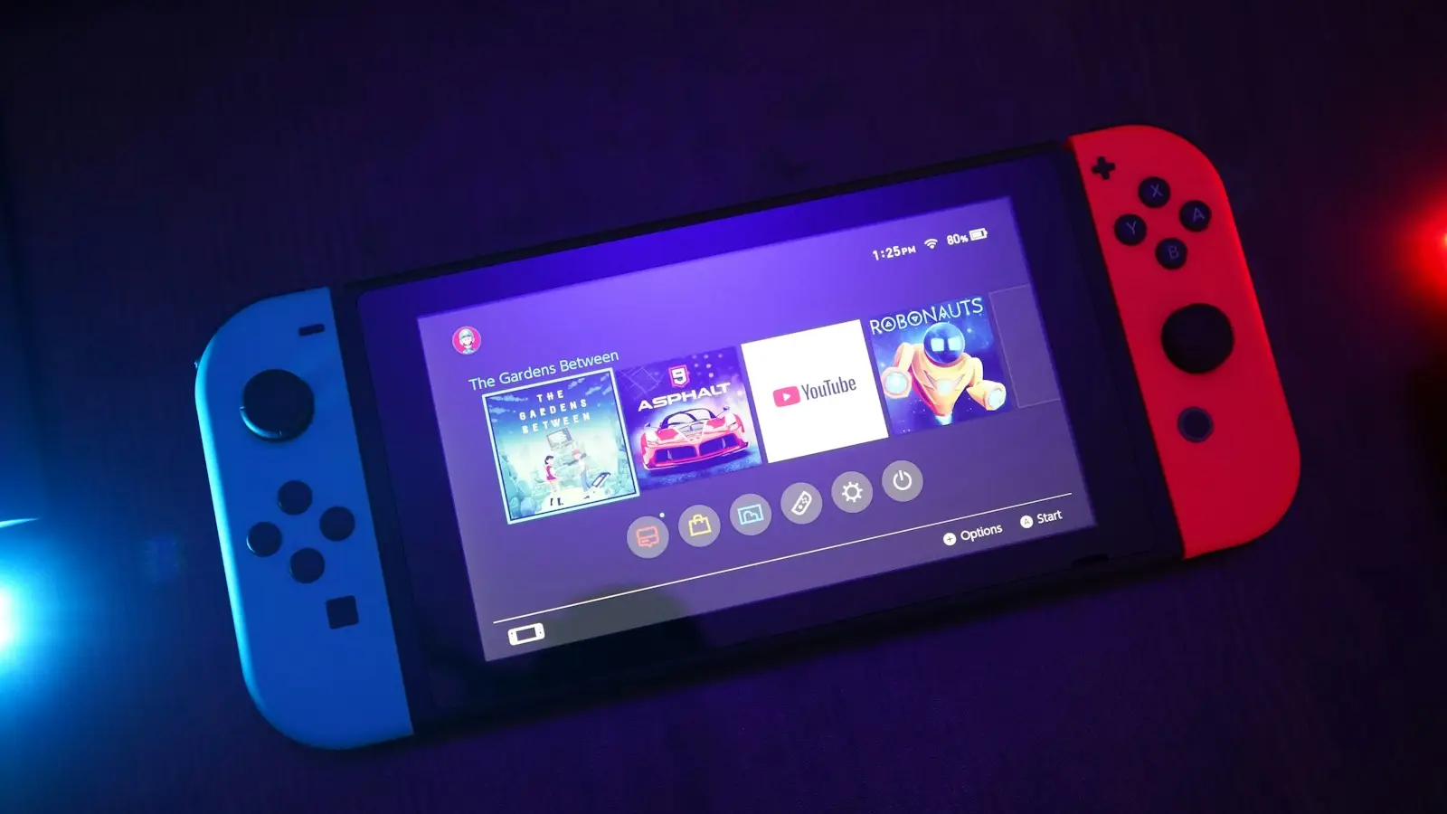 Портативная консоль Nintendo Switch в синей подсветке